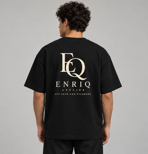 EnriQ Atelier Monogram Black oversized – model achter