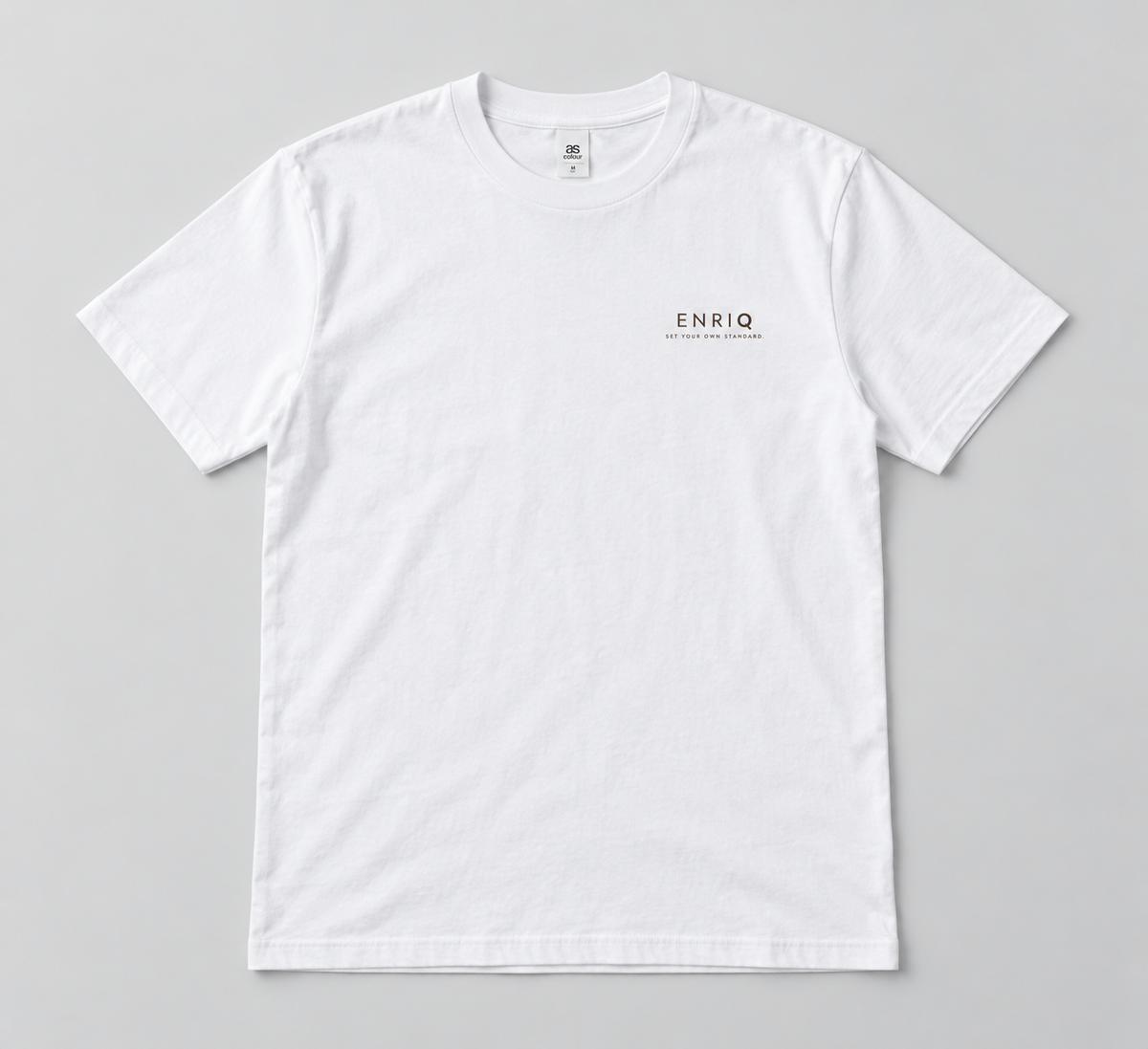 ENRIQ basic-fit T-shirt White – voorkant met klein ENRIQ-borstlogo