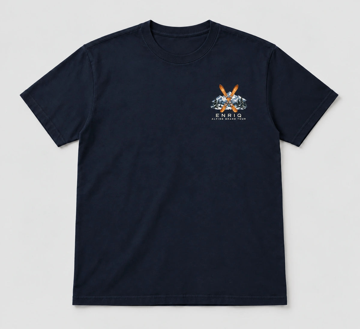 ENRIQ Alpine Grand Tour Tee Navy – flatlay met ski- en bergborstlogo (AI-visualisatie)