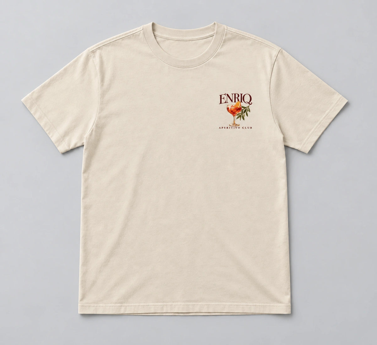 ENRIQ Aperitivo Club Tee Bone – flatlay met spritz-borstlogo (AI-visualisatie)