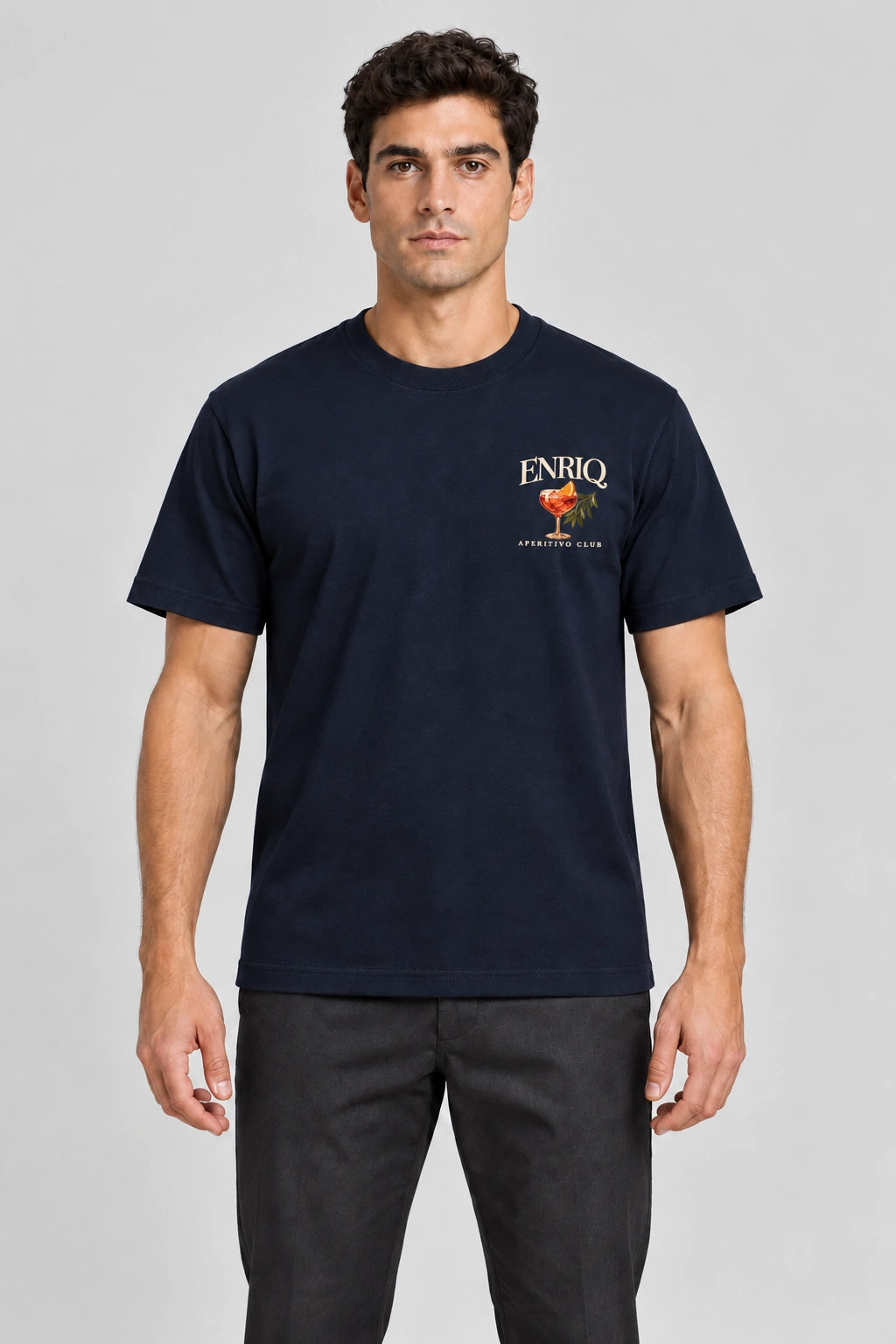 ENRIQ Aperitivo Club Tee Navy – op model met spritz-borstlogo (AI-visualisatie)