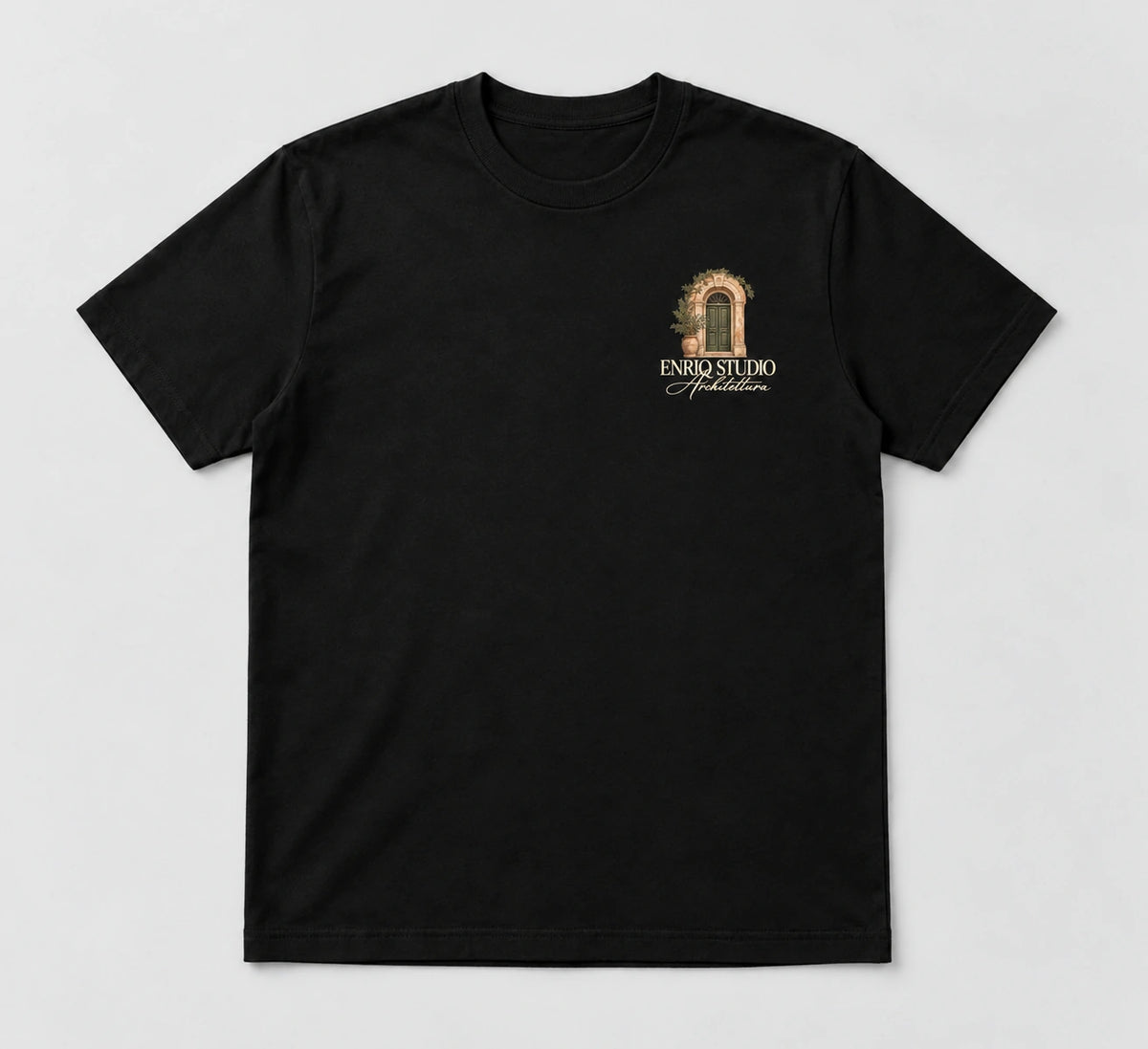 ENRIQ Architettura Tee Black – flatlay met poort-borstlogo en ENRIQ STUDIO Architettura (AI-visualisatie)