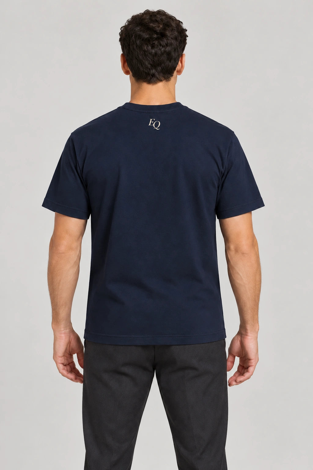 ENRIQ Atelier Signature Tee Navy – achterkant op model met klein EQ-neklogo (AI-visualisatie)