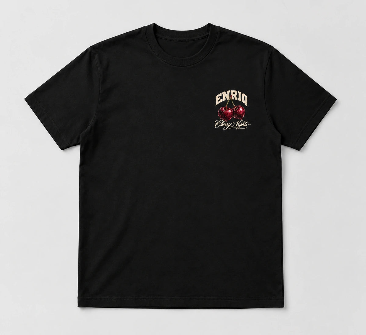 ENRIQ Cherry Nights Tee Black – flatlay met Cherry Nights-kersenborstlogo (AI-visualisatie)