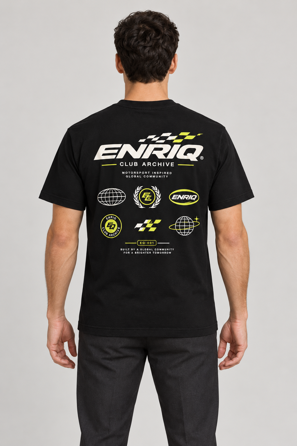 ENRIQ Club Archive Black – achterkant op model (AI-visualisatie)