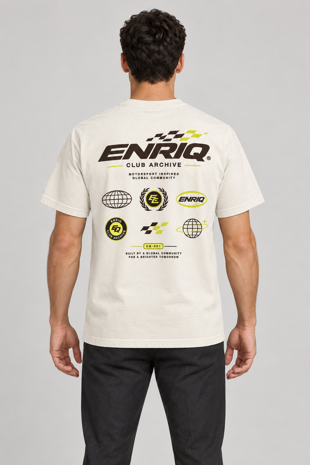 ENRIQ Club Archive Bone – achterkant op model (AI-visualisatie)