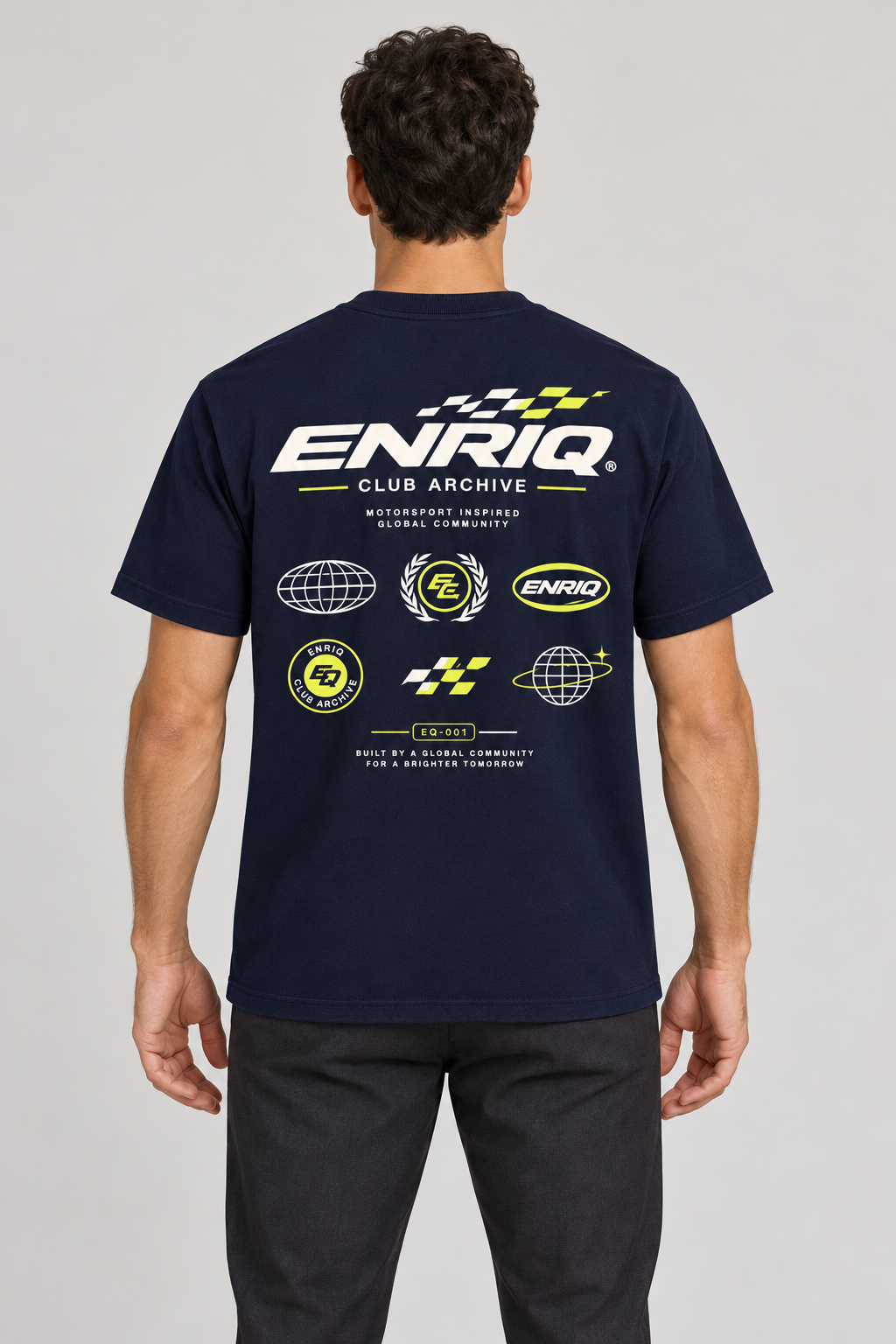 ENRIQ Club Archive Navy – achterkant op model (AI-visualisatie)