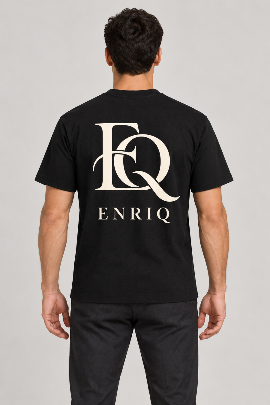 ENRIQ Sculpted Monogram Black – achterkant op model (AI-visualisatie)