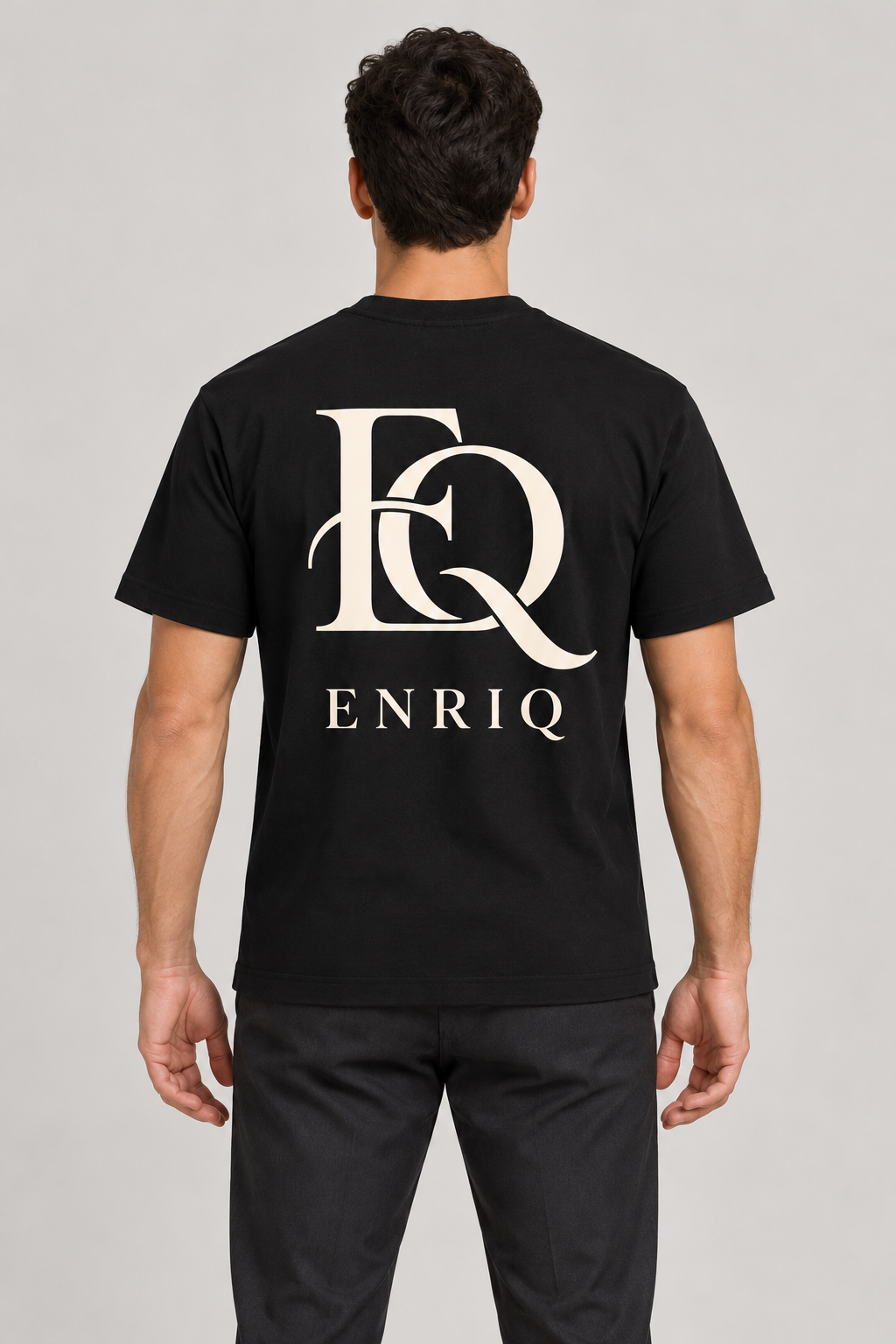 ENRIQ Sculpted Monogram Black – achterkant op model (AI-visualisatie)