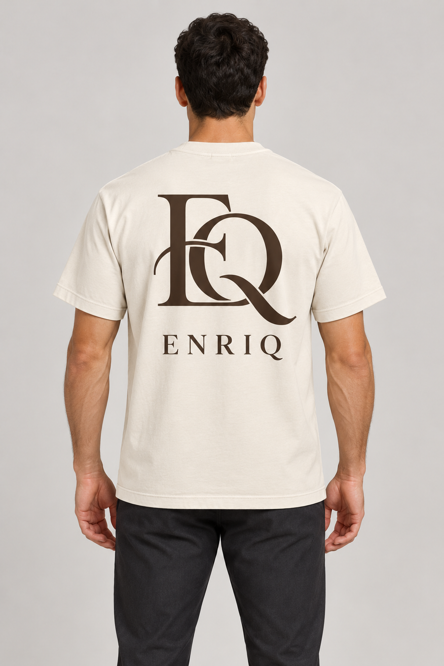 ENRIQ Sculpted Monogram Bone – achterkant op model (AI-visualisatie)