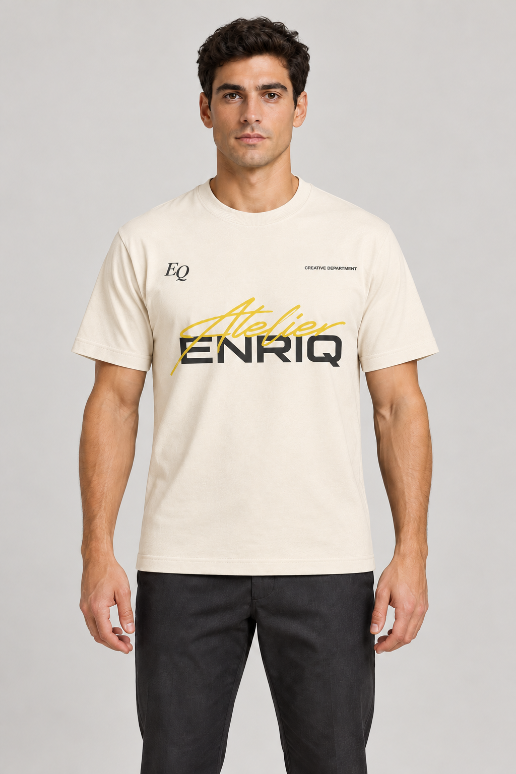 ENRIQ Atelier Signature Bone – voorkant op model (AI-visualisatie)