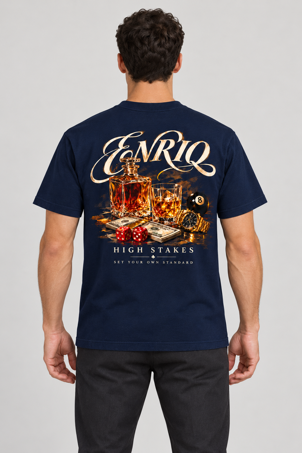 ENRIQ High Stakes Navy – achterkant op model (AI-visualisatie)
