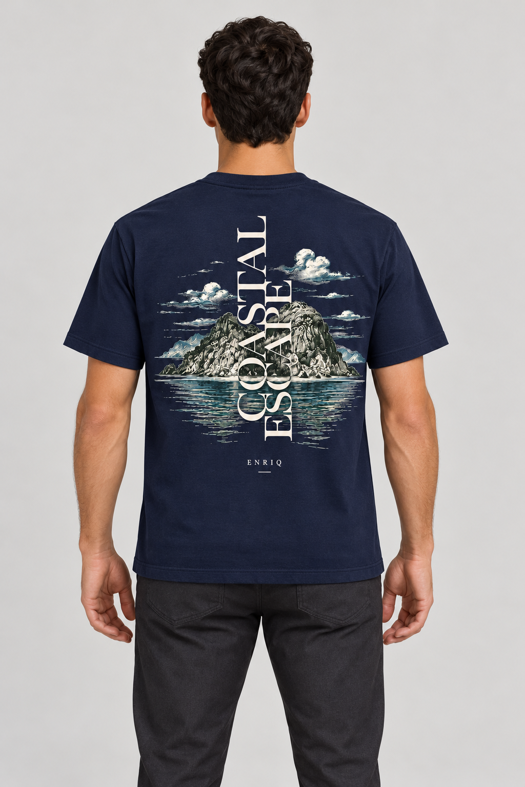 ENRIQ Coastal Escape Navy – achterkant op model (AI-visualisatie)