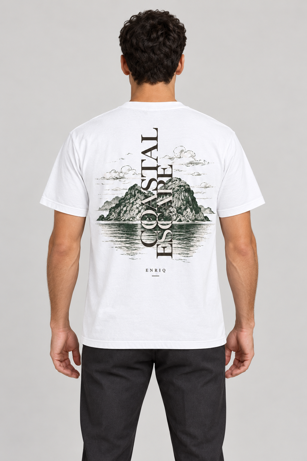 ENRIQ Coastal Escape White – achterkant op model (AI-visualisatie)