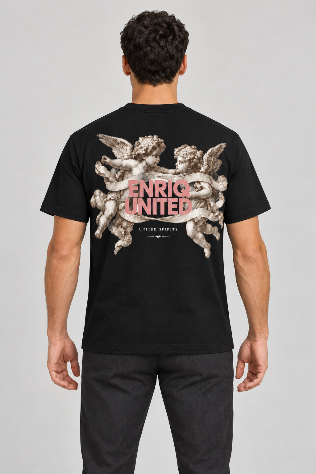 ENRIQ United Spirits Black – achterkant op model (AI-visualisatie)
