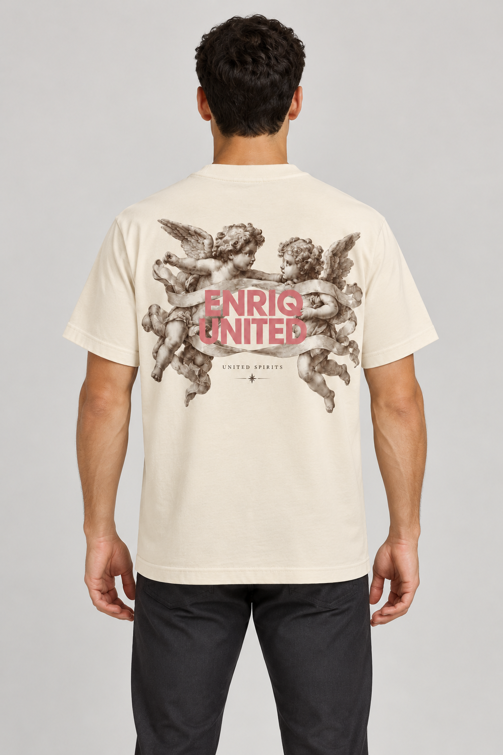 ENRIQ United Spirits Bone – achterkant op model (AI-visualisatie)