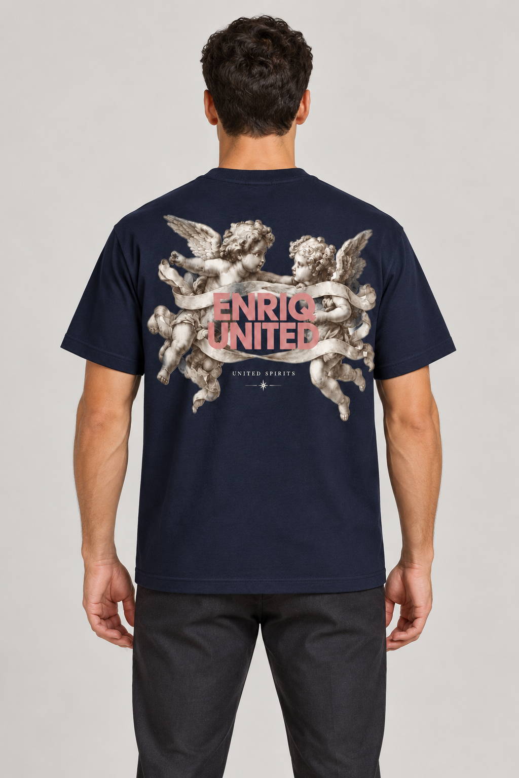 ENRIQ United Spirits Navy – achterkant op model (AI-visualisatie)