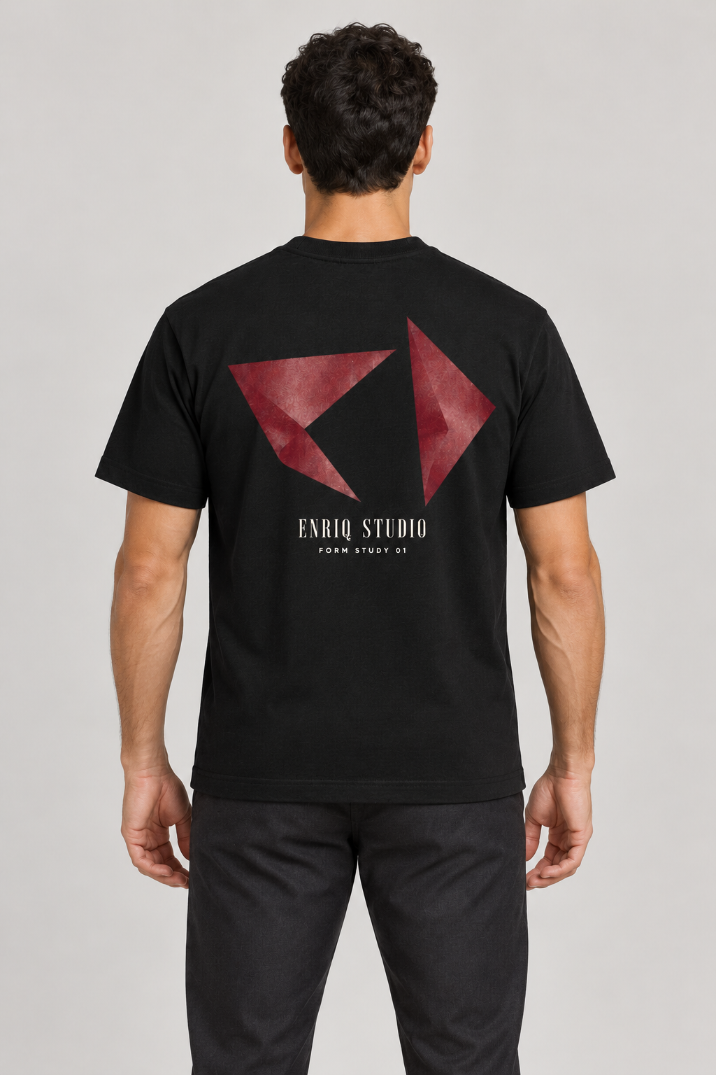 ENRIQ Form Study Black – achterkant op model (AI-visualisatie)