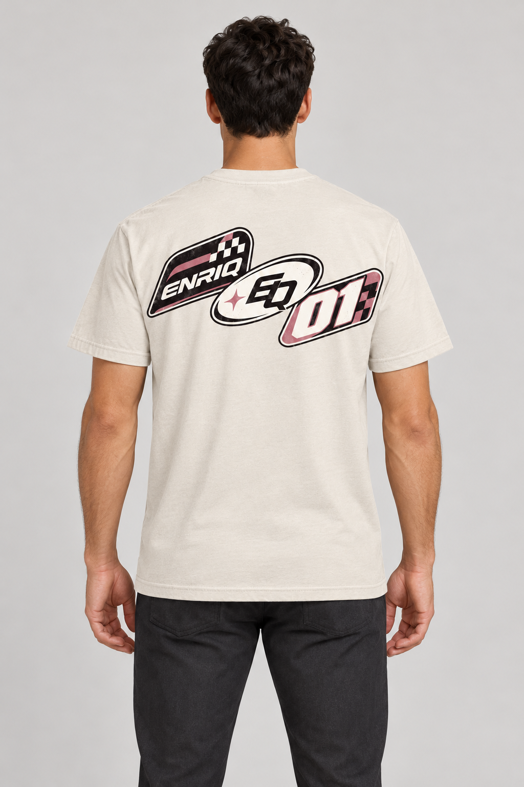 ENRIQ Racing Insignia Bone – achterkant op model (AI-visualisatie)