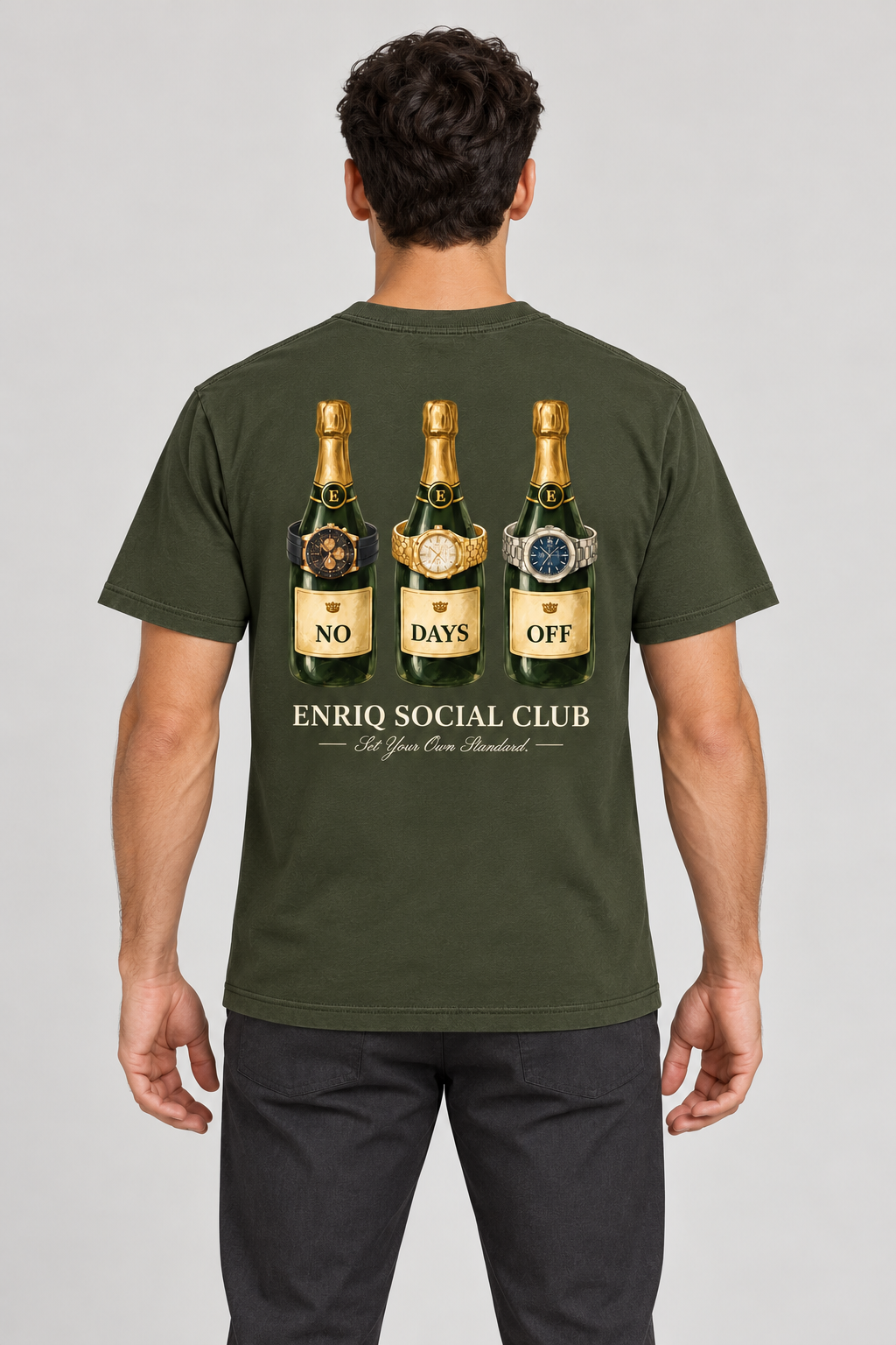 ENRIQ No Days Off Army – achterkant op model (AI-visualisatie)
