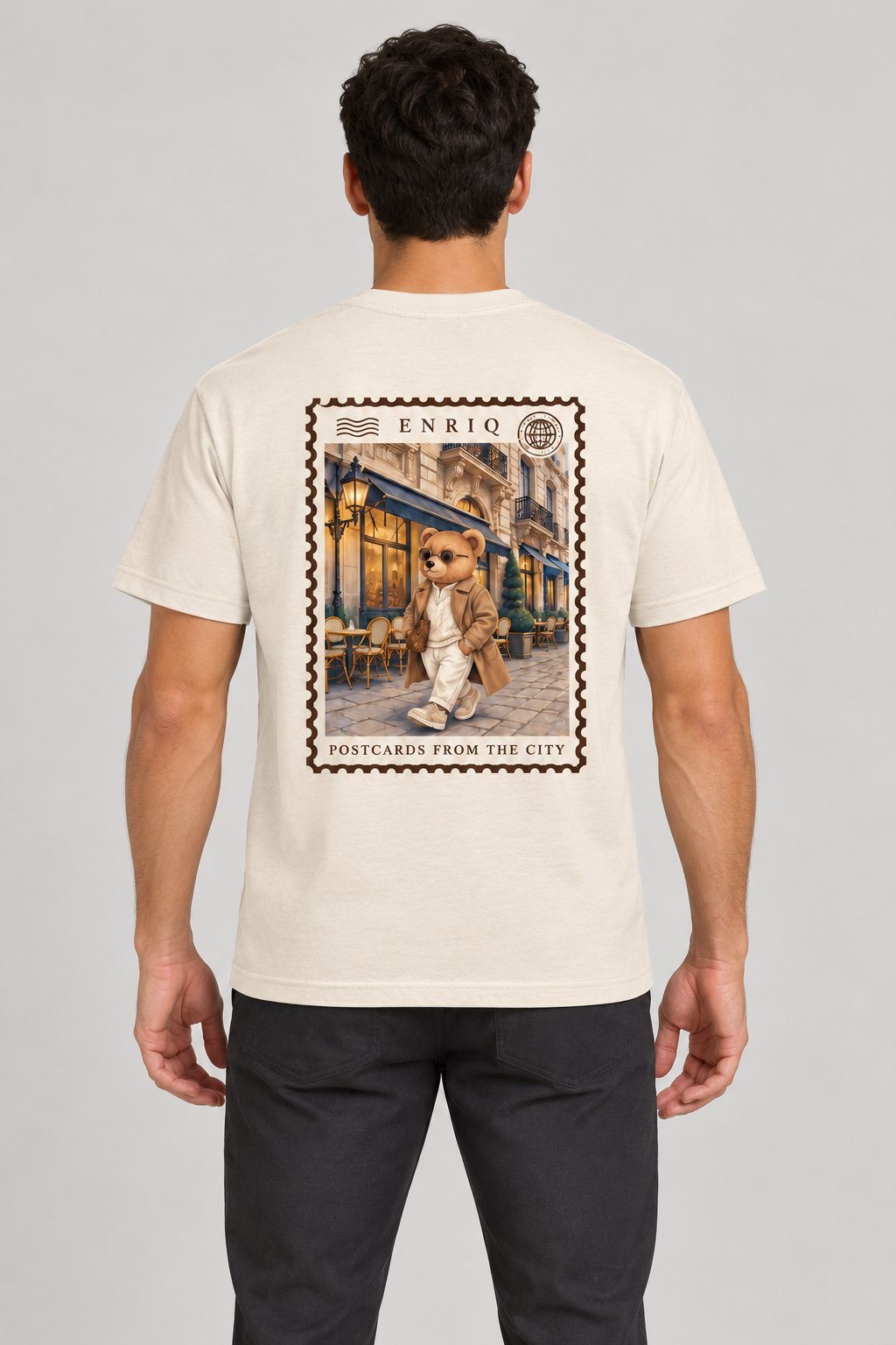 ENRIQ City Stamp Bone – achterkant op model (AI-visualisatie)