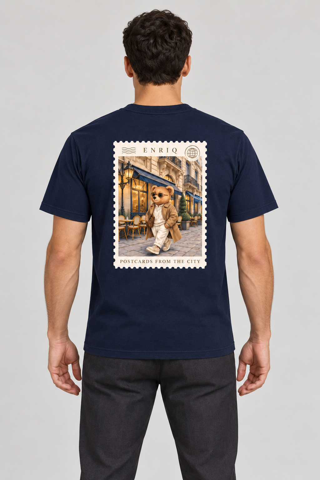 ENRIQ City Stamp Navy – achterkant op model (AI-visualisatie)