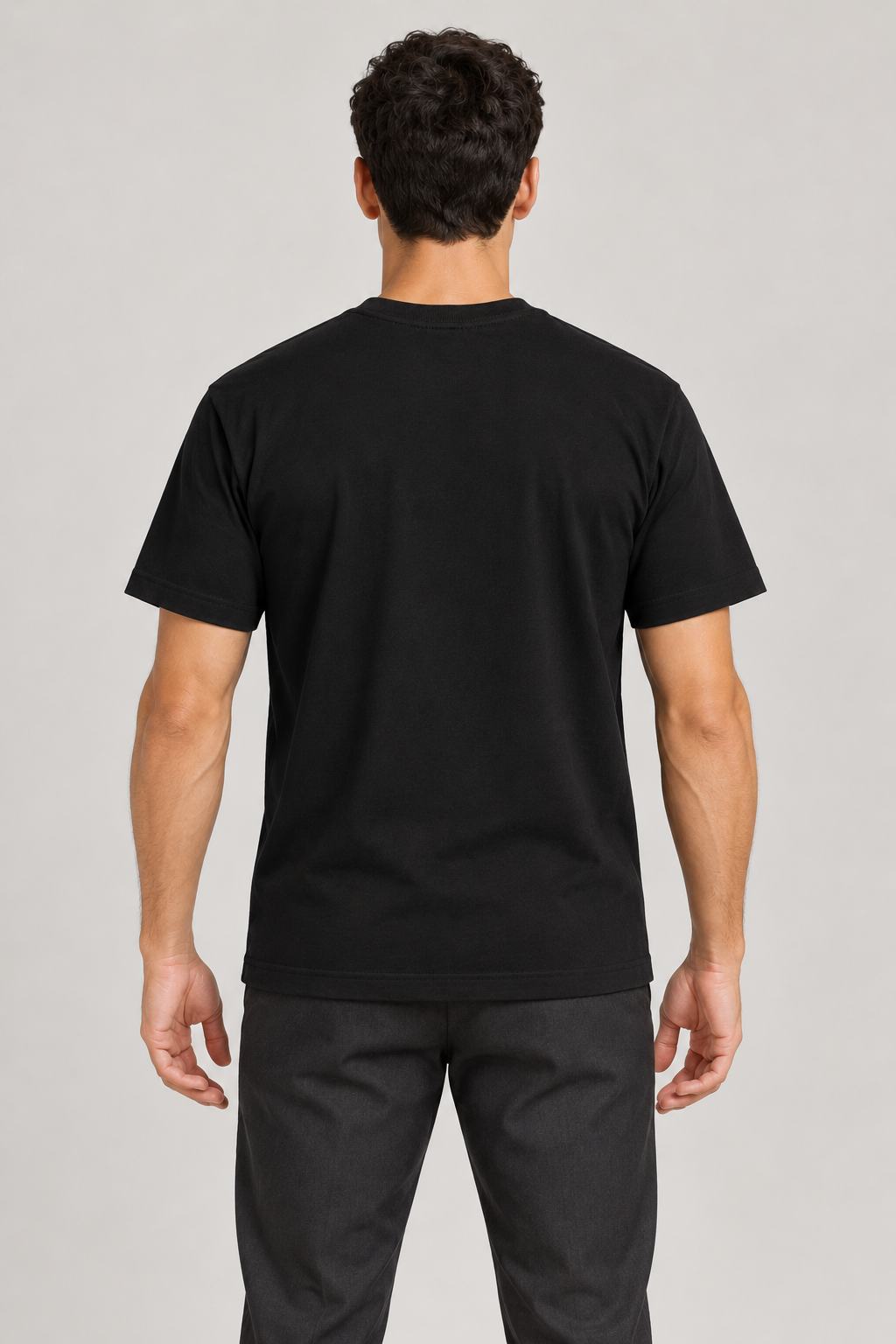 ENRIQ basic-fit T-shirt Black – achterkant op model (AI-visualisatie)
