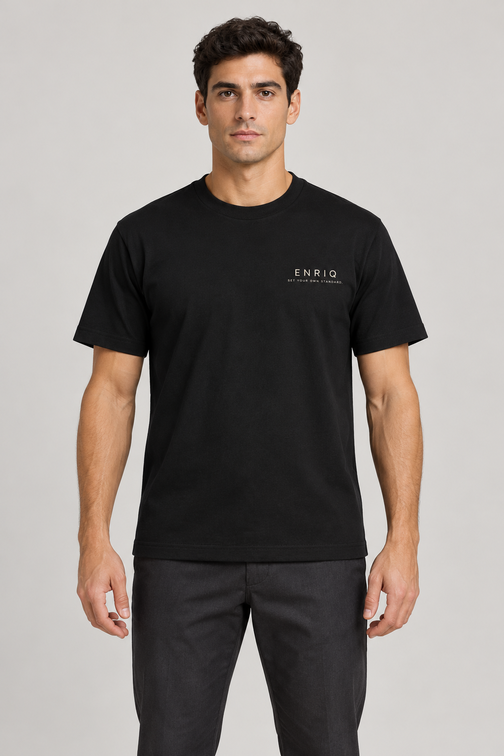ENRIQ basic-fit T-shirt Black – voorkant op model (AI-visualisatie)