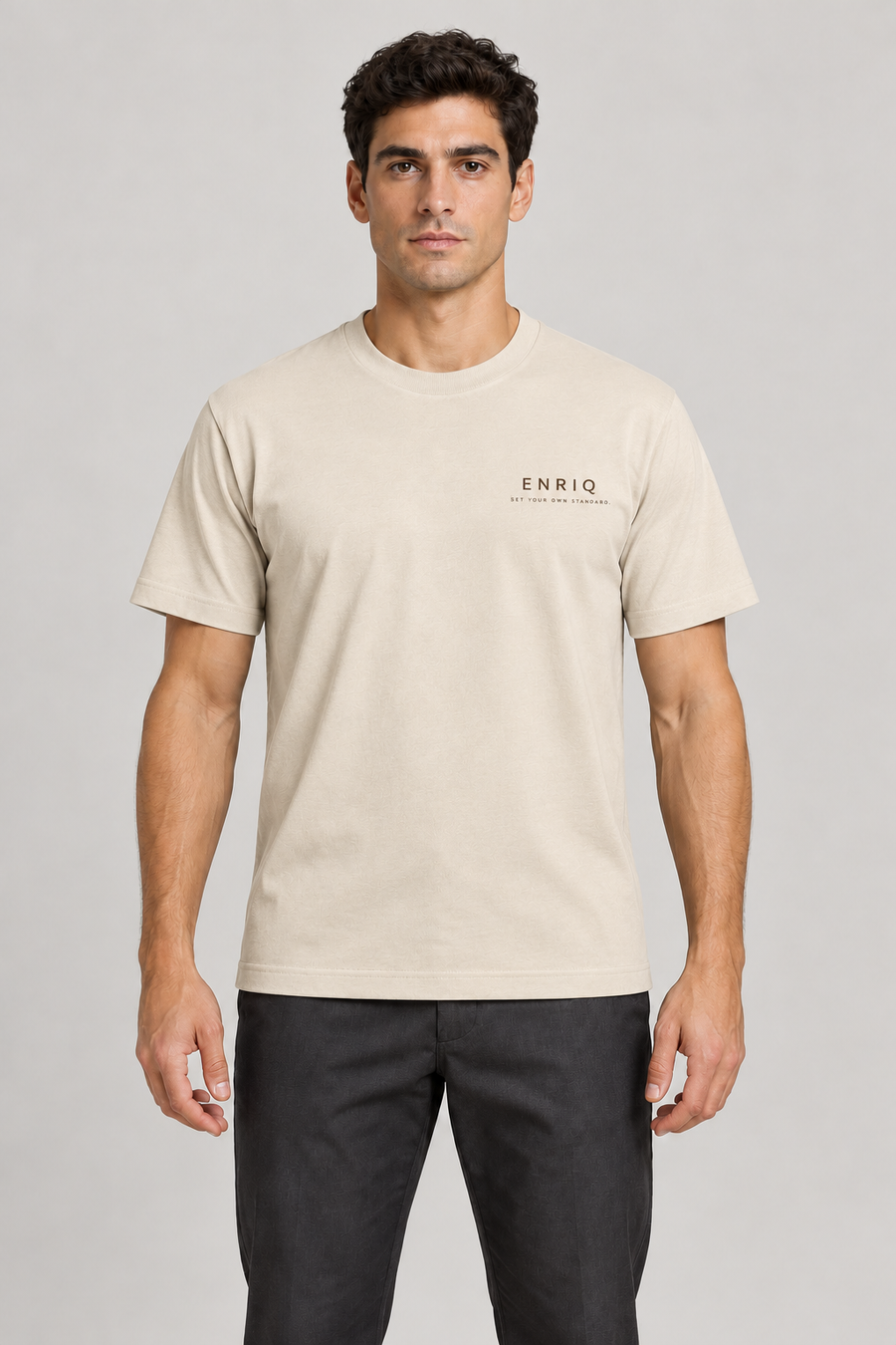 ENRIQ basic-fit T-shirt Bone – voorkant op model (AI-visualisatie)