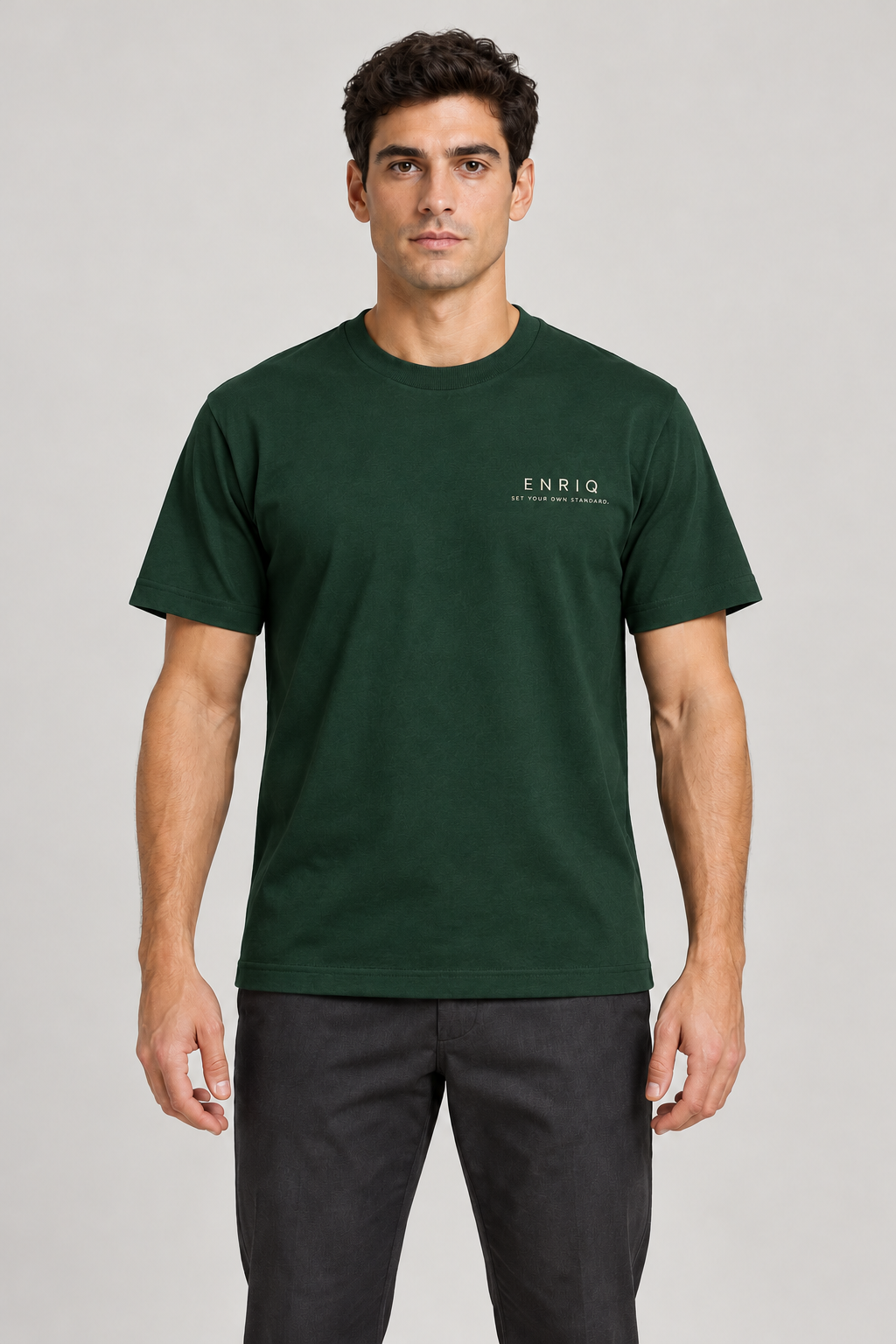 ENRIQ basic-fit T-shirt Pine Green – voorkant op model (AI-visualisatie)