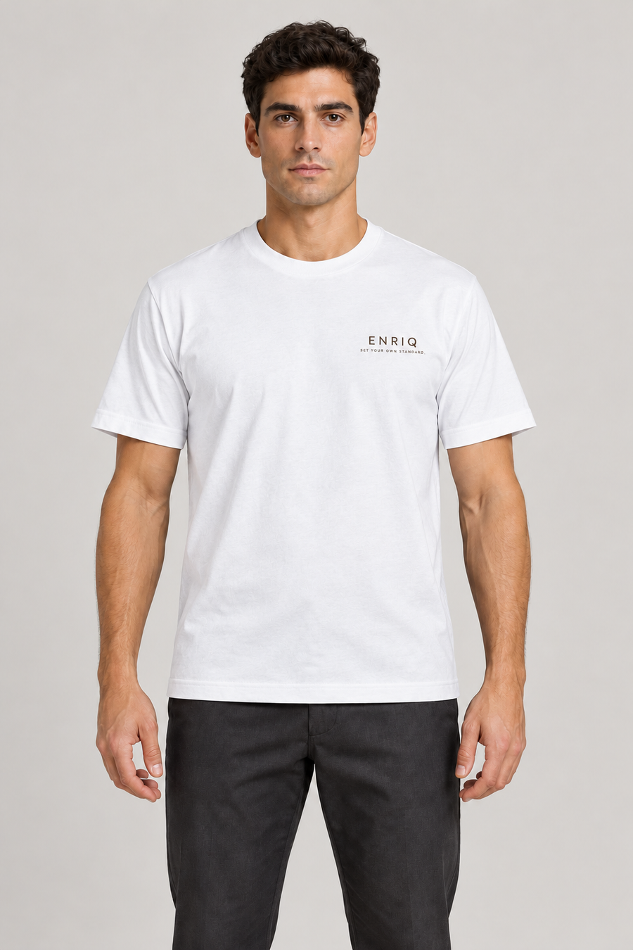 ENRIQ basic-fit T-shirt White – voorkant op model (AI-visualisatie)