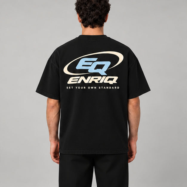 EnriQ EQ-Orbit Tee – Black – Oversized – model achter