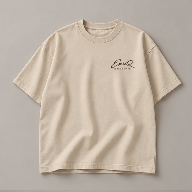 EnriQ Motor Café Tee – Sand – Oversized – flatlay voor