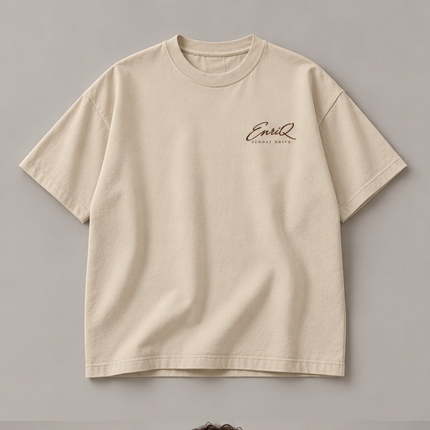EnriQ Sunday Drive Tee – Sand – Oversized – flatlay voor