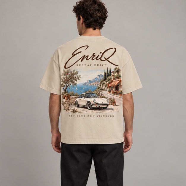 EnriQ Sunday Drive Tee – Sand – Oversized – model achter