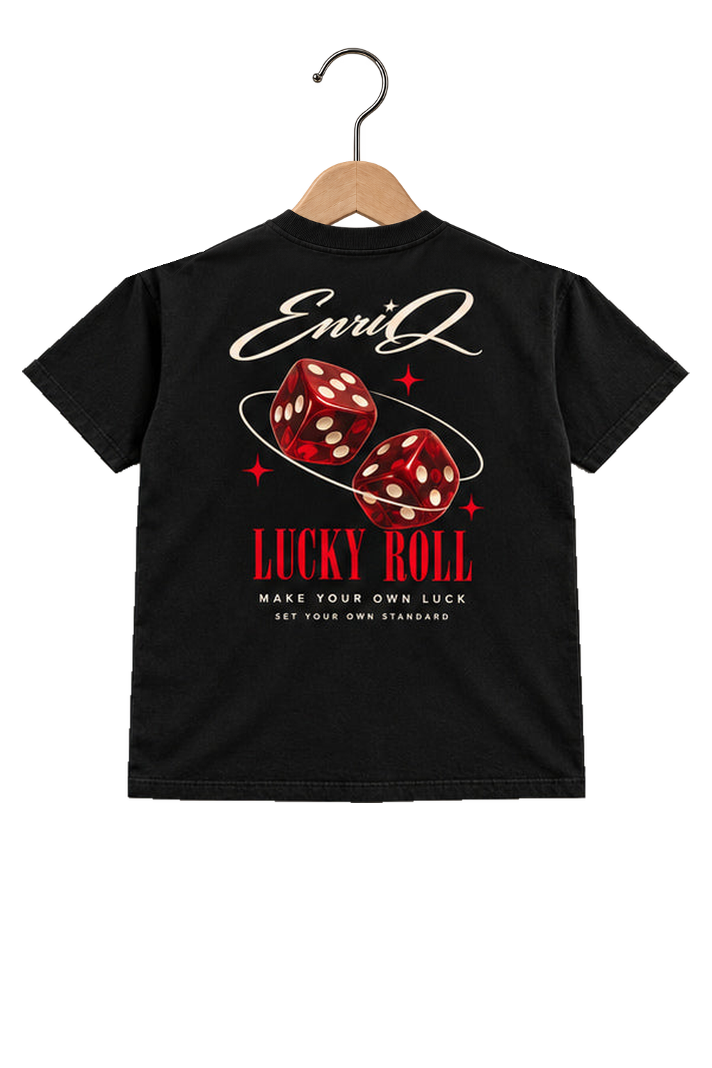 ENRIQ HEADER – EnriQ Lucky Roll Tee – Black – Basic Fit – achterkant op houten hanger