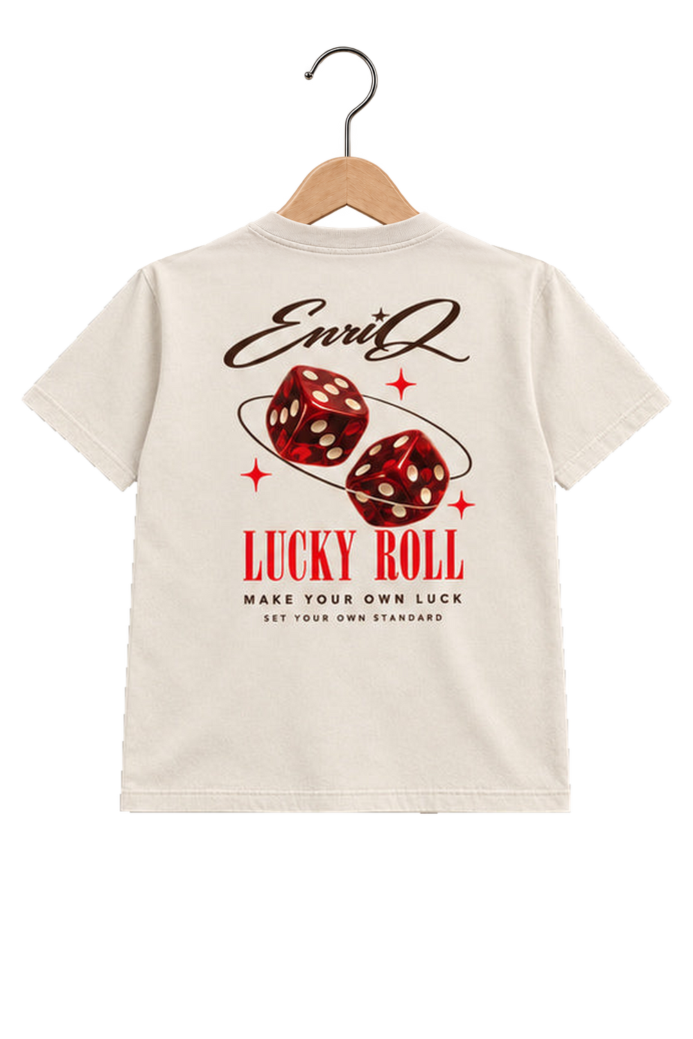 ENRIQ HEADER – EnriQ Lucky Roll Tee – Bone – Basic Fit – achterkant op houten hanger