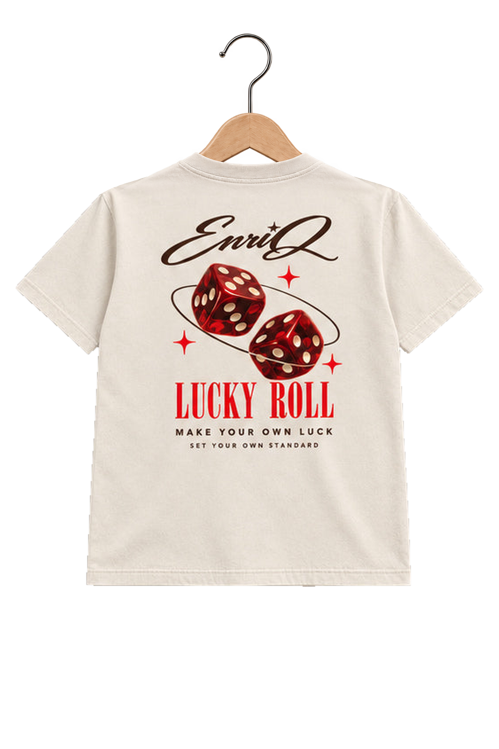 ENRIQ HEADER – EnriQ Lucky Roll Tee – Bone – Basic Fit – achterkant op houten hanger