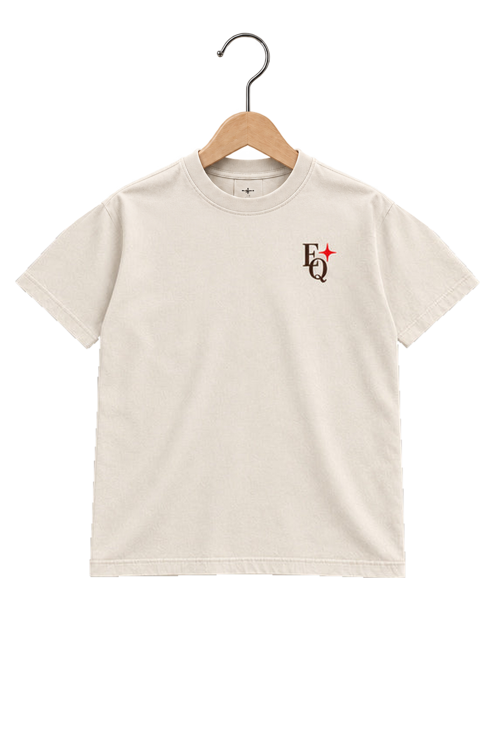 ENRIQ HEADER – EnriQ Lucky Roll Tee – Bone – Basic Fit – voorkant op houten hanger