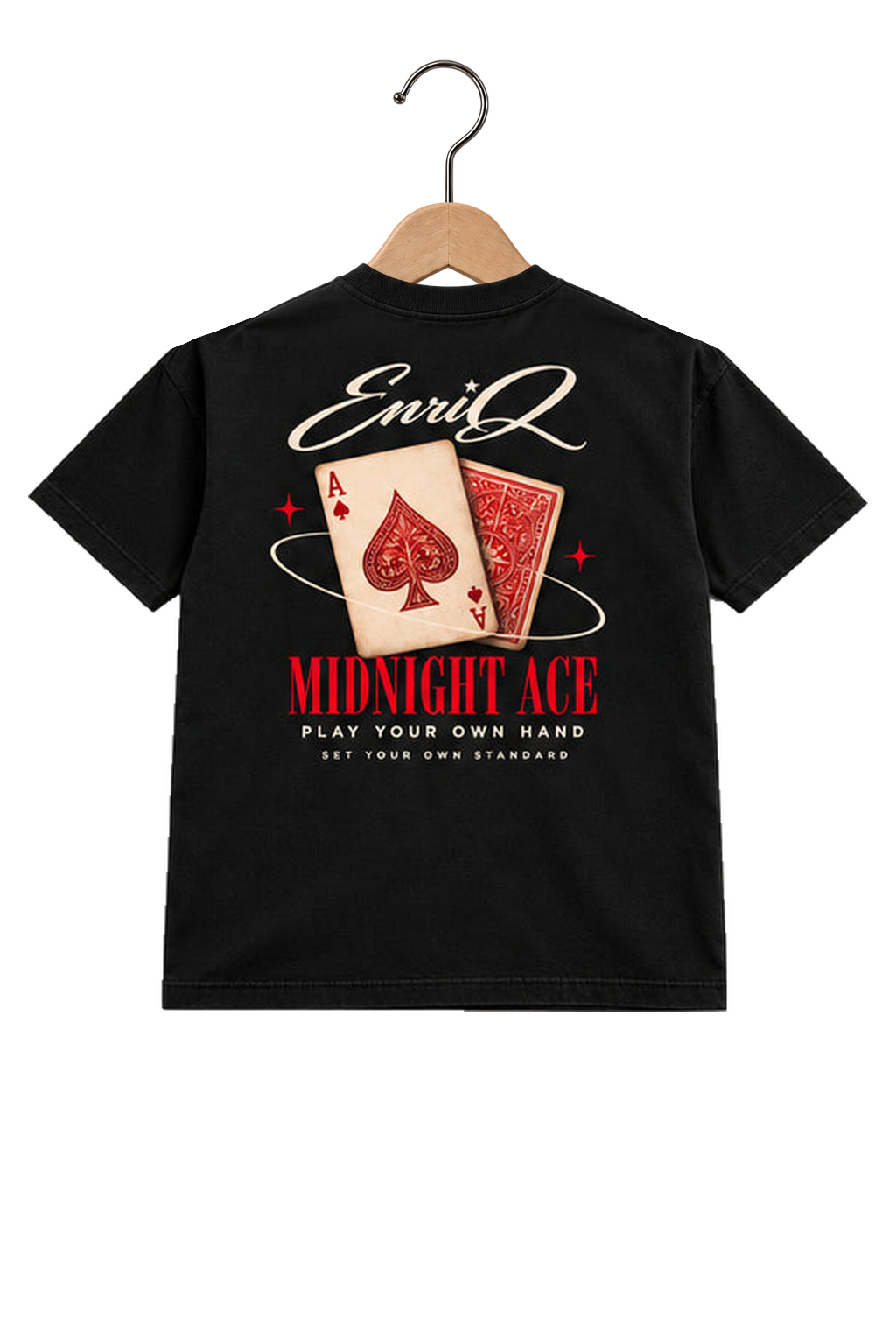 ENRIQ HEADER – EnriQ Midnight Ace Tee – Black – Basic Fit – achterkant op houten hanger