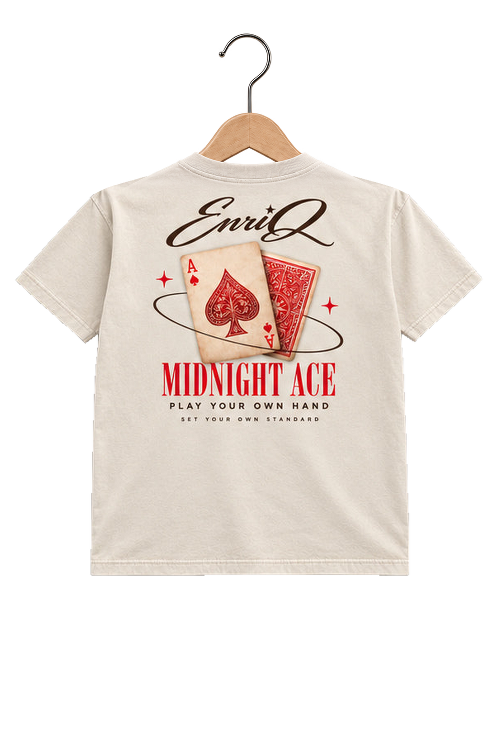 ENRIQ HEADER – EnriQ Midnight Ace Tee – Bone – Basic Fit – achterkant op houten hanger