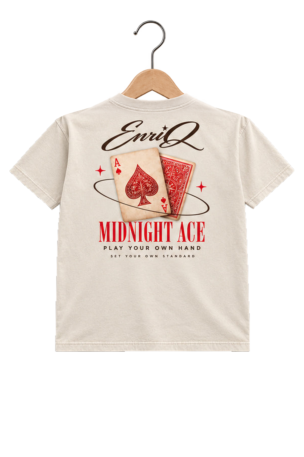 ENRIQ HEADER – EnriQ Midnight Ace Tee – Bone – Basic Fit – achterkant op houten hanger