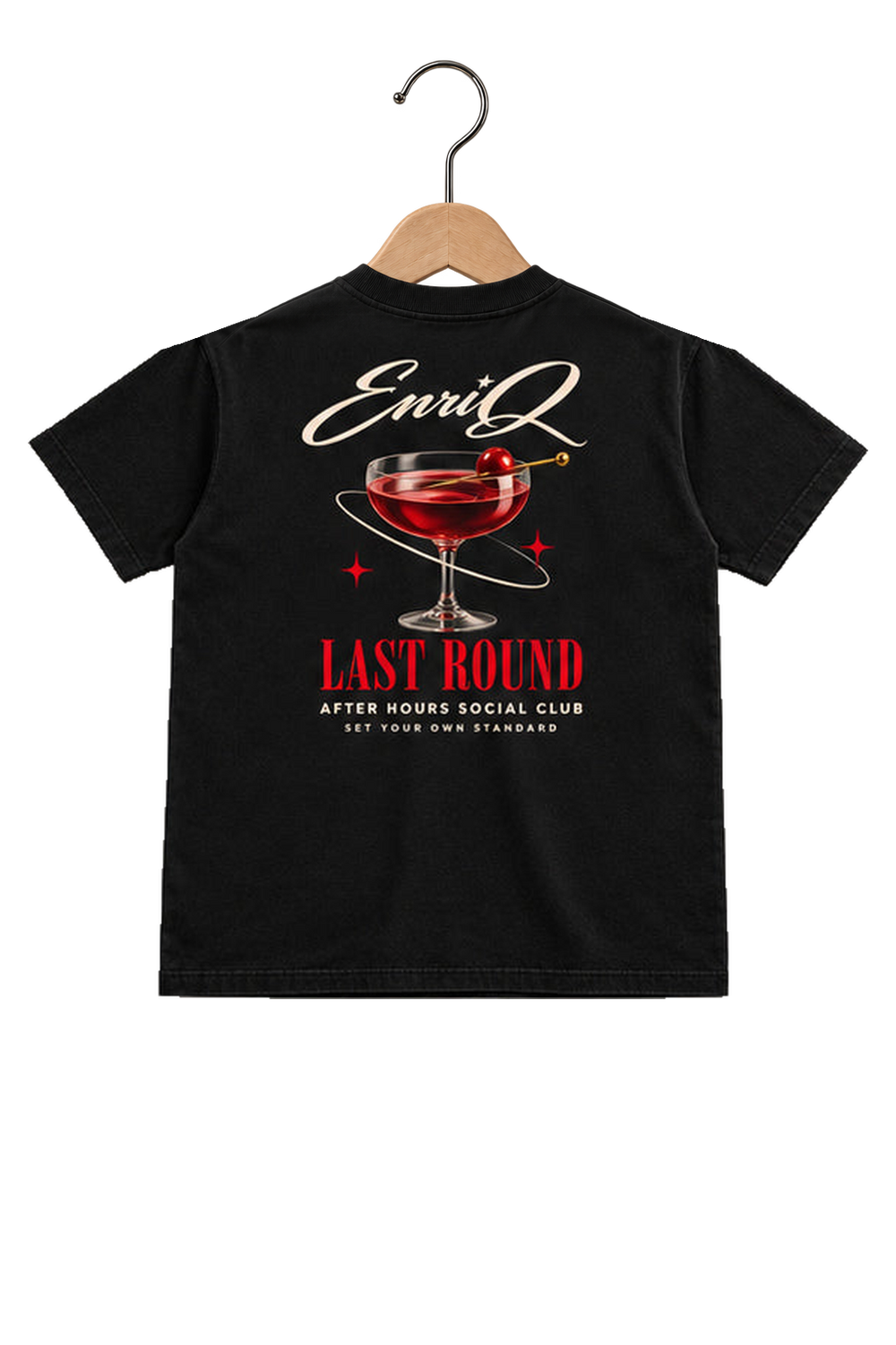 ENRIQ HEADER – EnriQ Last Round Tee – Black – Basic Fit – achterkant op houten hanger