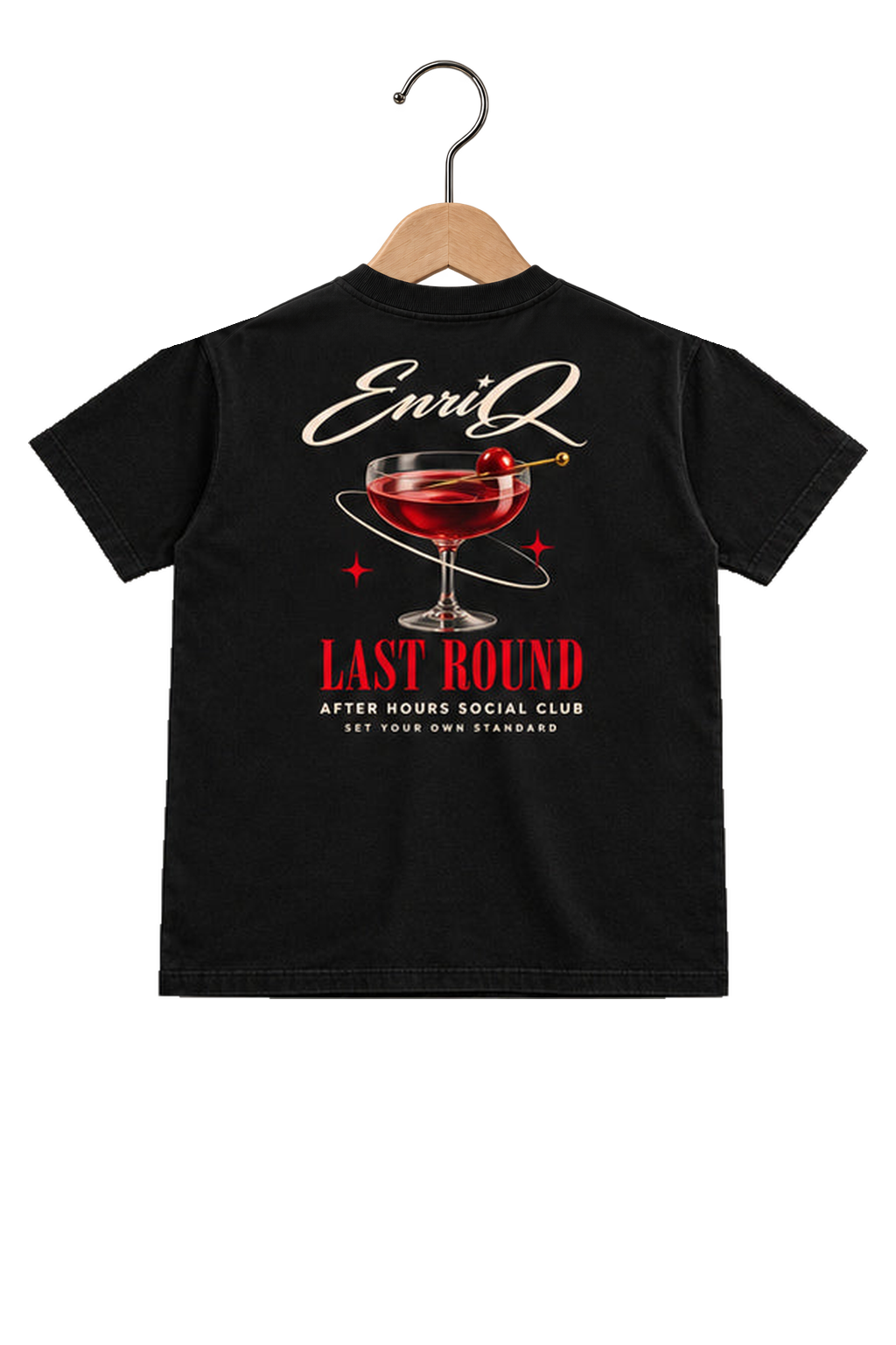 ENRIQ HEADER – EnriQ Last Round Tee – Black – Basic Fit – achterkant op houten hanger