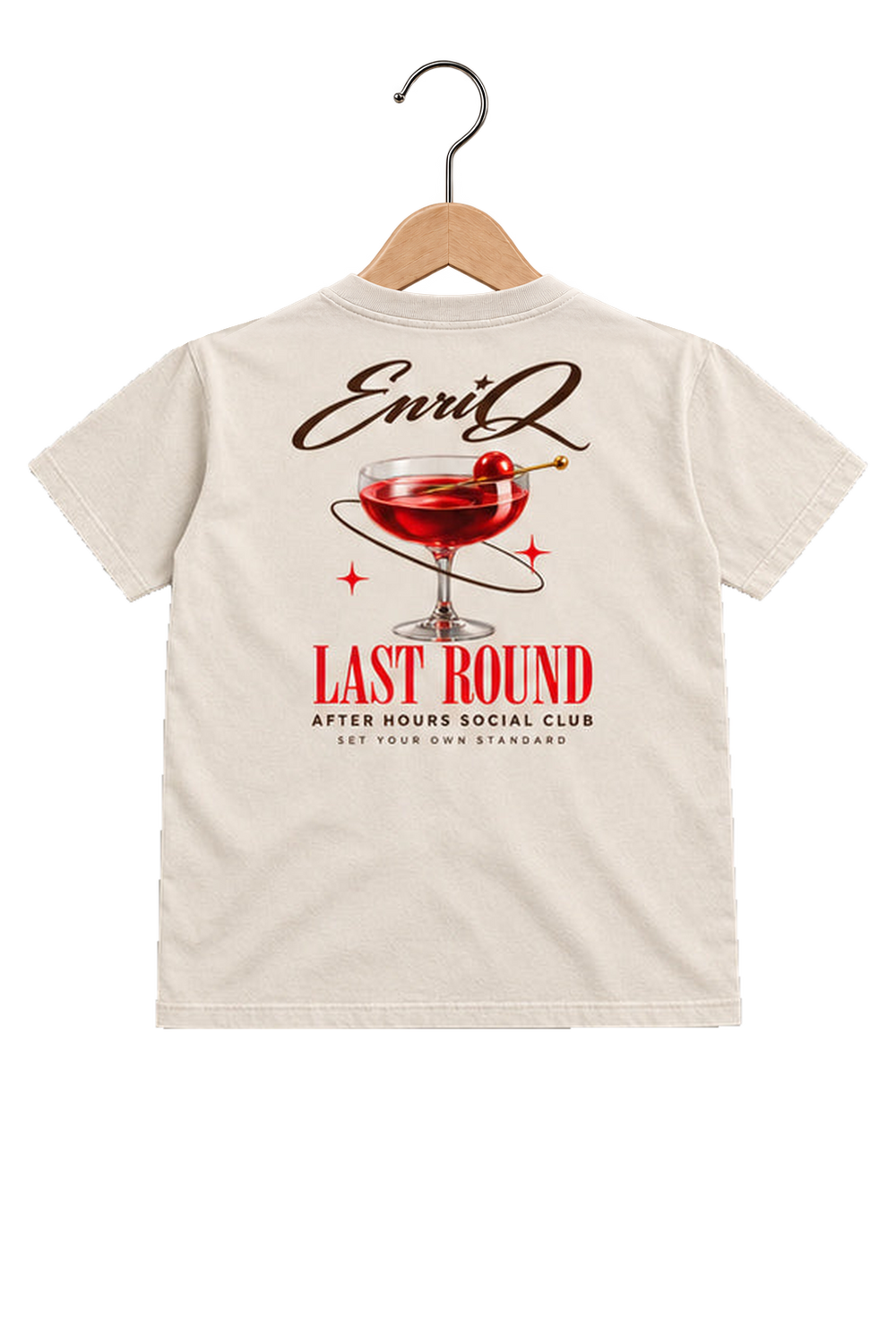 ENRIQ HEADER – EnriQ Last Round Tee – Bone – Basic Fit – achterkant op houten hanger