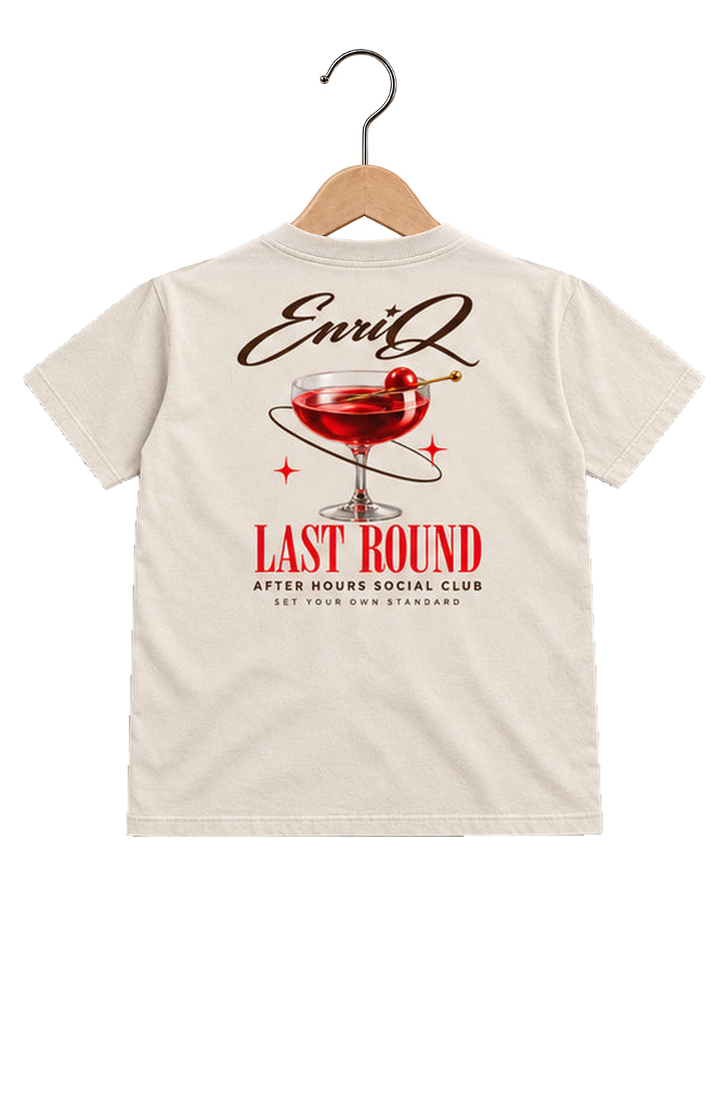 ENRIQ HEADER – EnriQ Last Round Tee – Bone – Basic Fit – achterkant op houten hanger