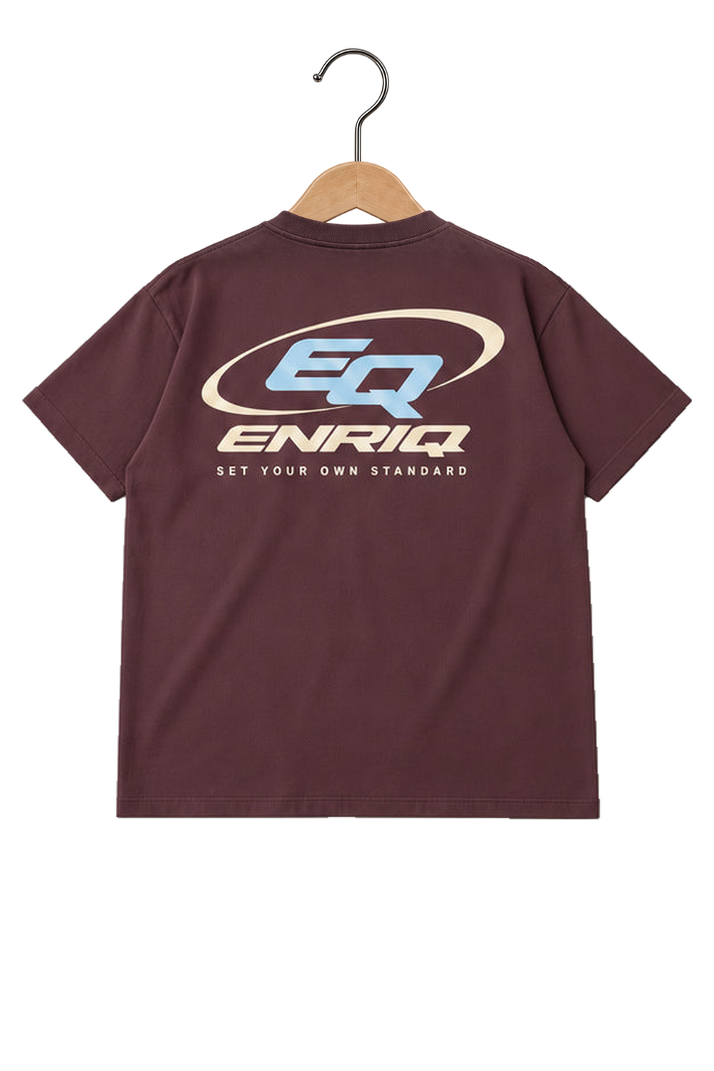 ENRIQ HEADER – EnriQ EQ-Orbit Tee – Cherry – Oversized – achterkant op houten hanger