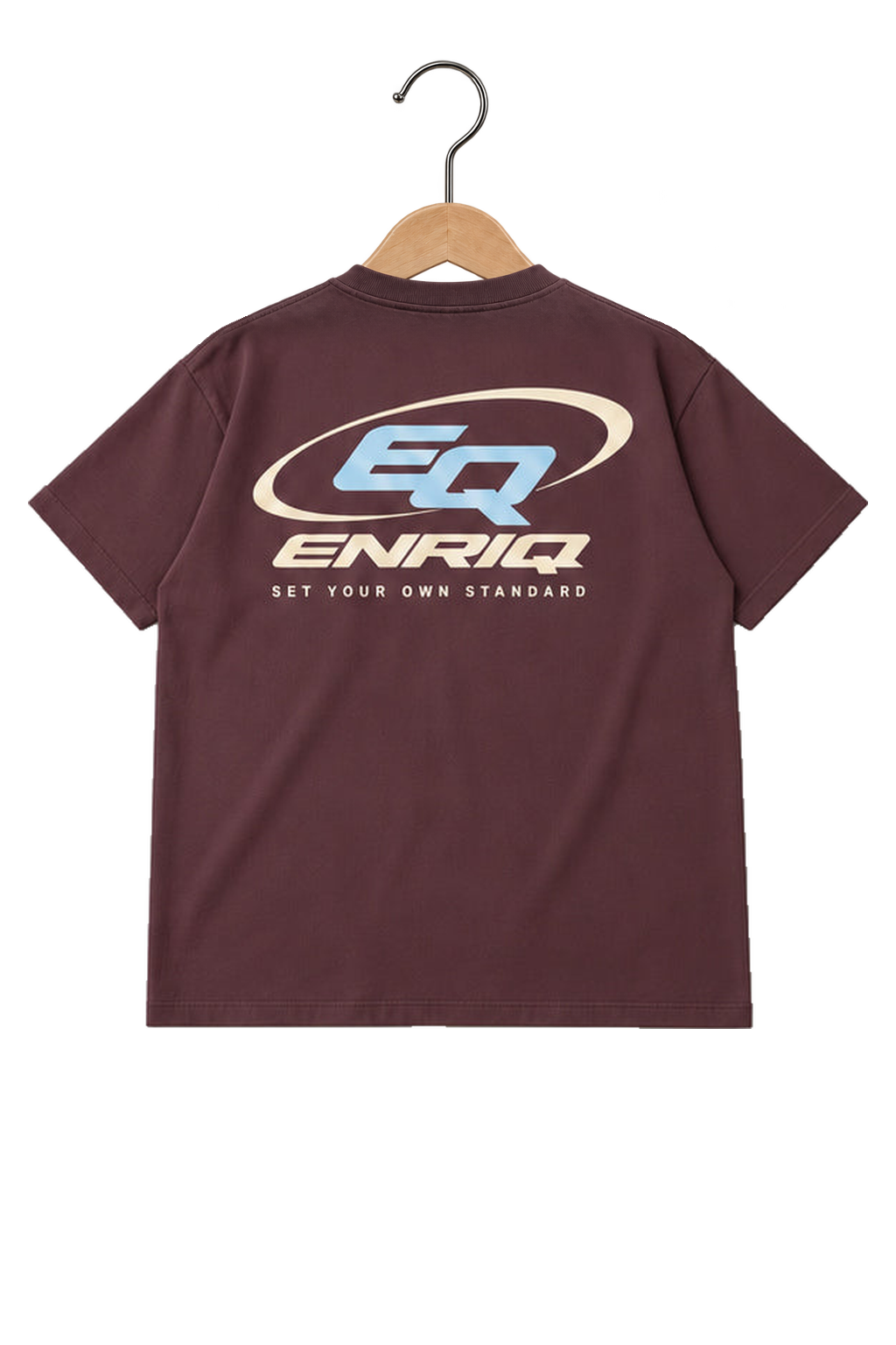 ENRIQ HEADER – EnriQ EQ-Orbit Tee – Cherry – Oversized – achterkant op houten hanger