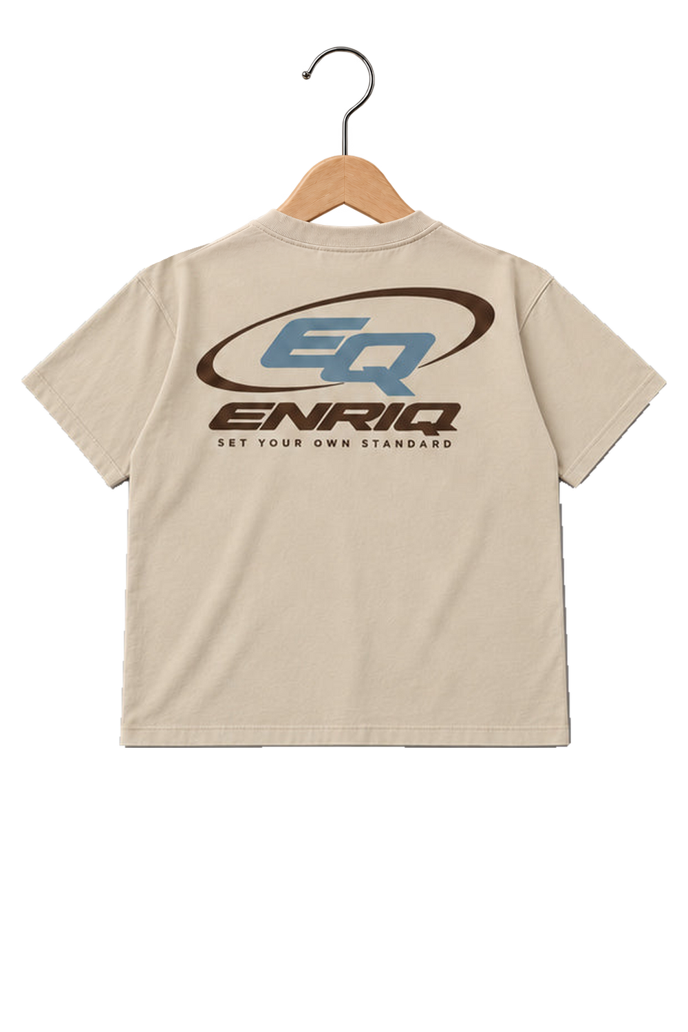 ENRIQ HEADER – EnriQ EQ-Orbit Tee – Sand – Oversized – achterkant op houten hanger