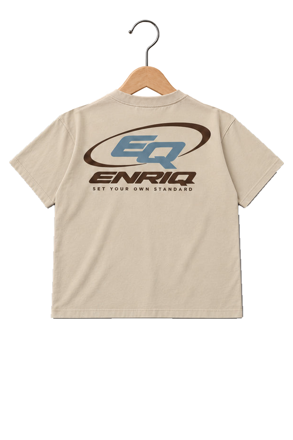 ENRIQ HEADER – EnriQ EQ-Orbit Tee – Sand – Oversized – achterkant op houten hanger